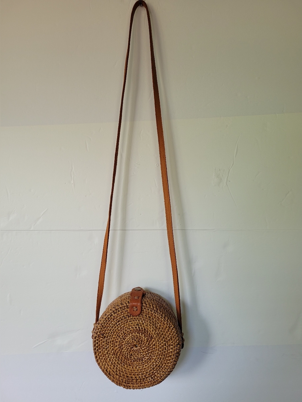 YIK FUNG Round Rattan Crossbody Bag - Tan